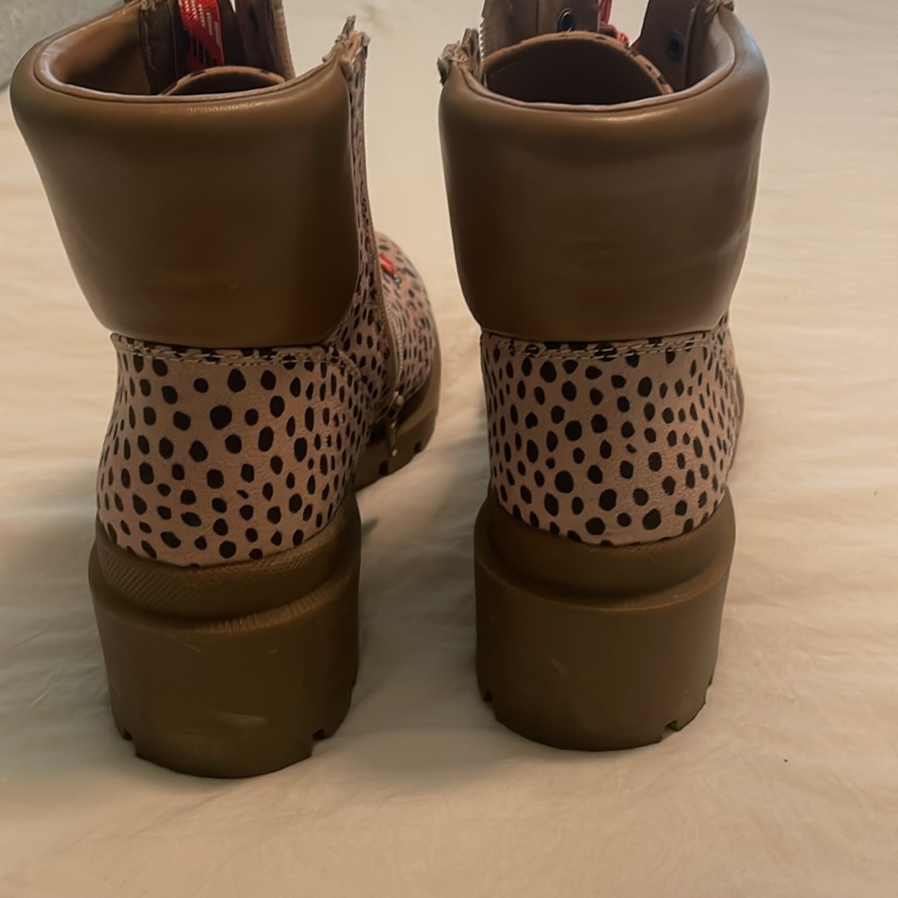 Universal Threads Cheetah Pattern Boots Size 9 - image 4
